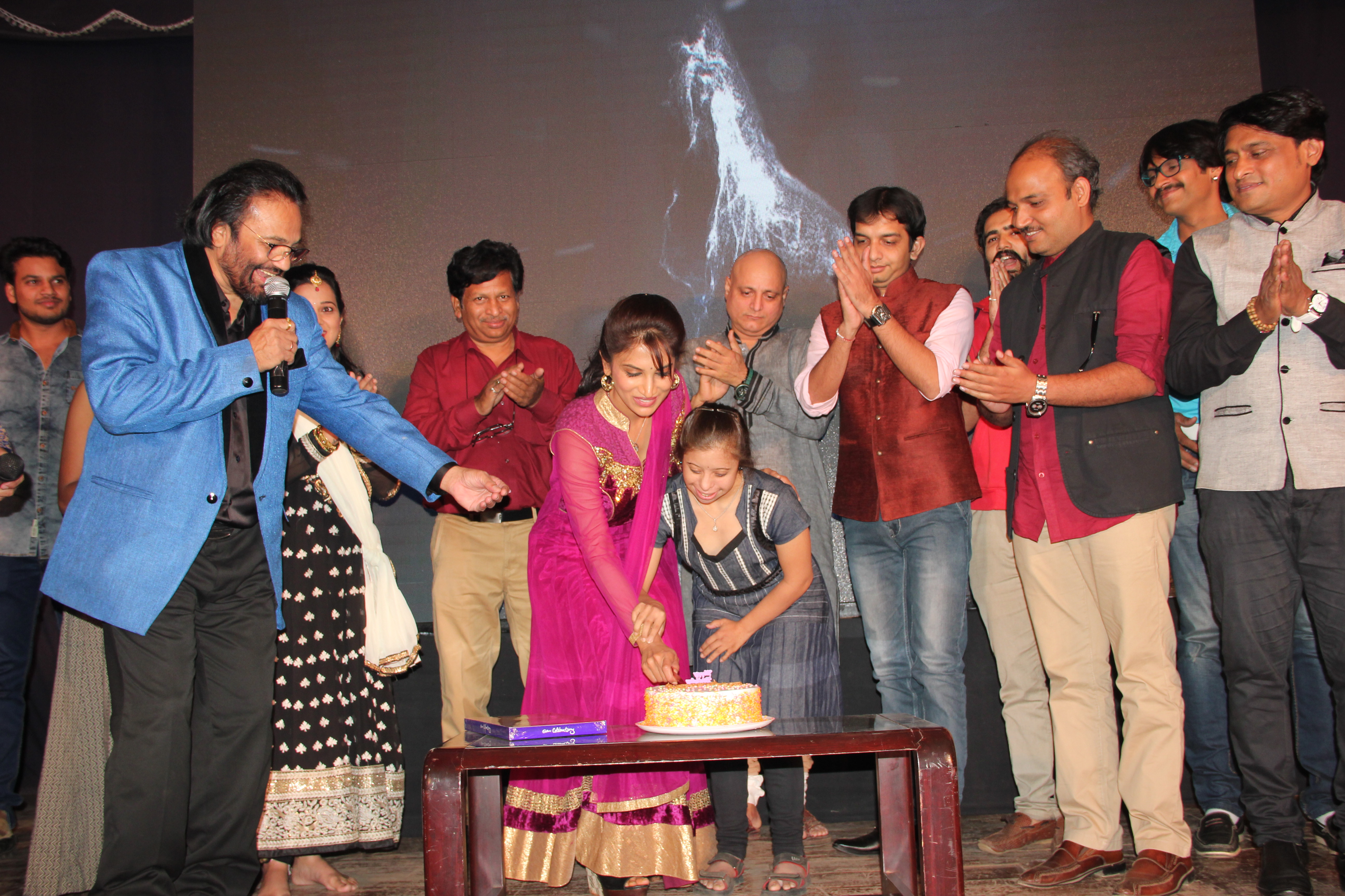 सलाम पुणे च्या व्यासपीठावर गाजला ‘पारू ‘ चा वाढदिवस