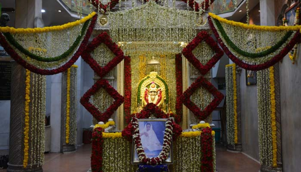 दत्तमंदिरात रंगीबेरंगी फुलांची आरास