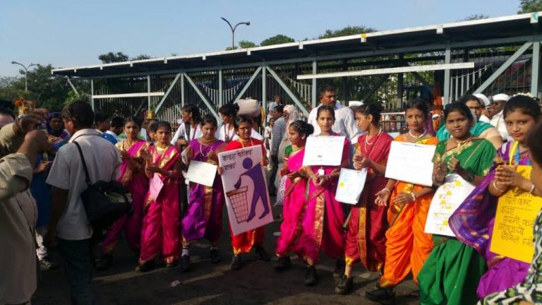 पालखी सोहळयात गोयल गंगा इंटरनॅशनल स्कूलच्या विद्यार्थ्यांचा सामाजिक उपक्रम