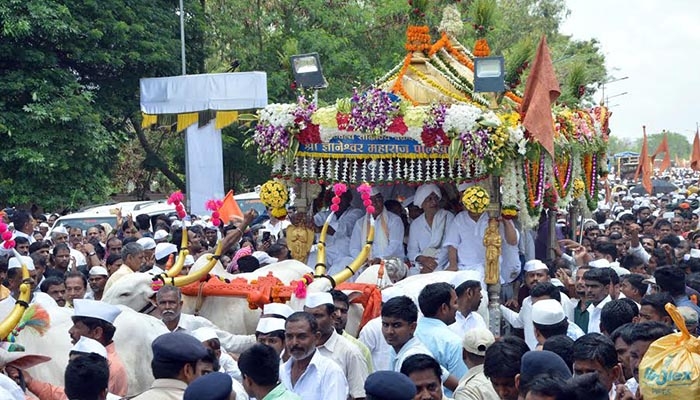 संभाजी भिडे गुरुजी संघटना मध्येच घुसल्याने संत ज्ञानेश्वरांची पालखी अर्धा तास खोळंबली