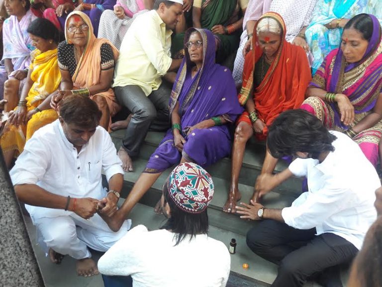 वारकऱ्यांसाठी अनोखी सेवा