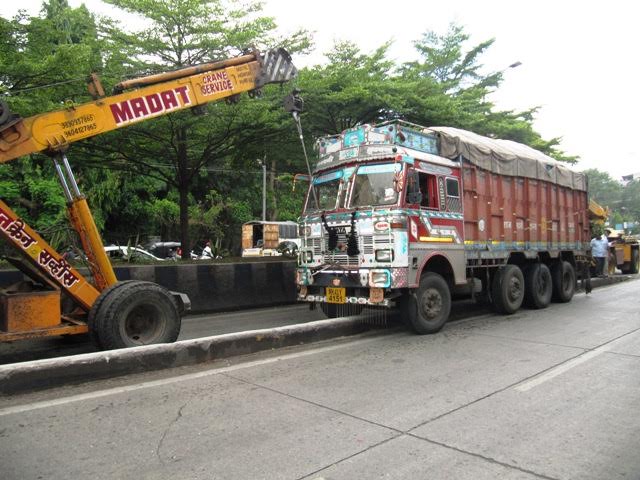 बीआरटी हक्का साठी ठेवलेल्या दुभाजकावर खाजगी ट्रक ची चढाई …..