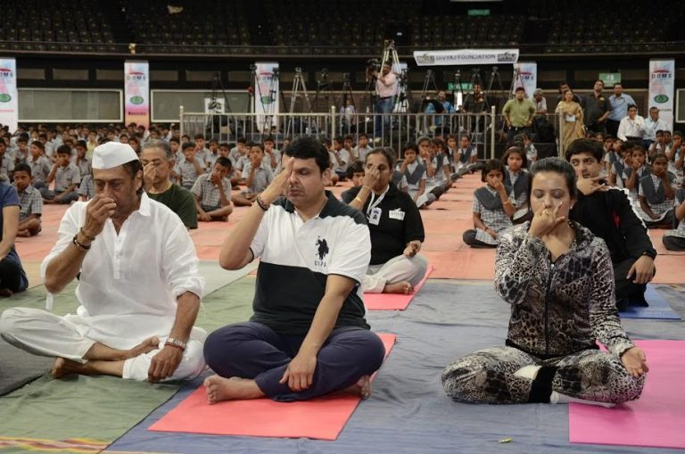 आत्महत्याग्रस्त शेतकऱ्यांच्या मुला-  मुलींसमवेत साजरा केला  योगा दिवस…