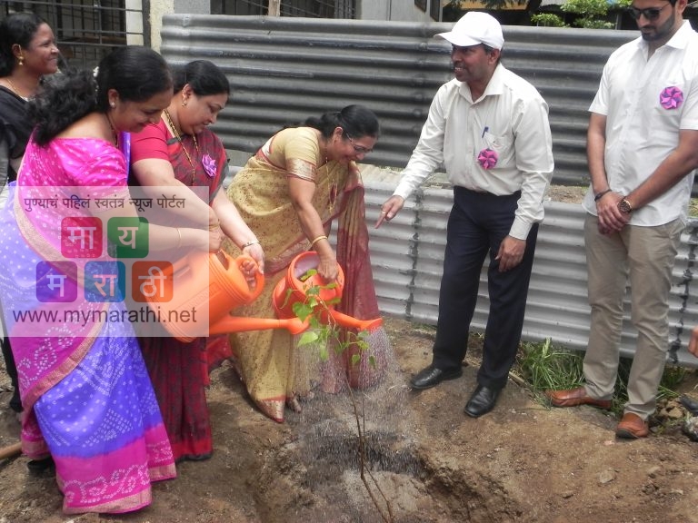 मित्रांच्या स्मृतीप्रीत्यर्थ प्रशालेत ‘बहावा’ या वृक्षाच्या रोपाचे वृक्षारोपण
