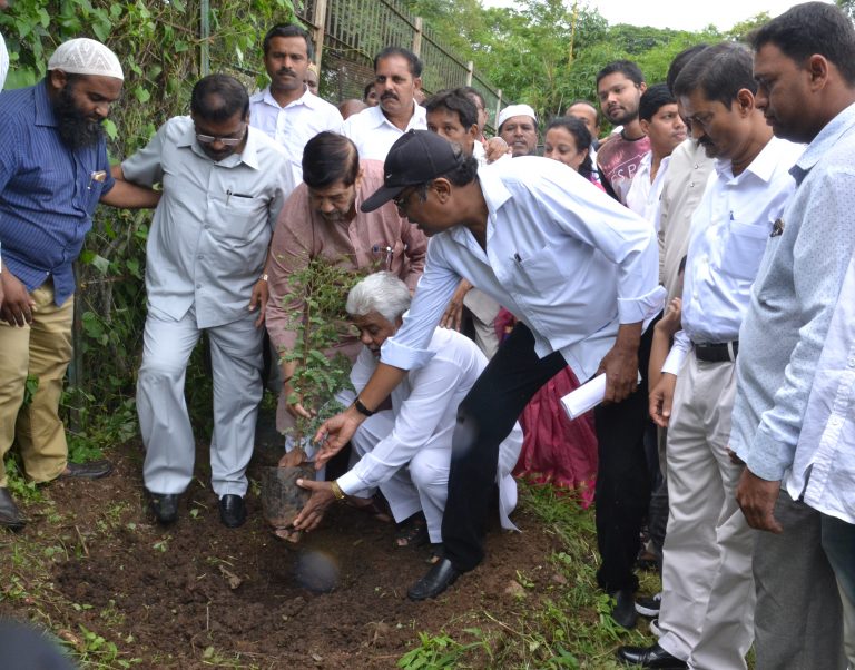 इदगाह मैदानातील प्रलंबित कामे पूर्ण करू : पालकमंत्री गिरीश बापट