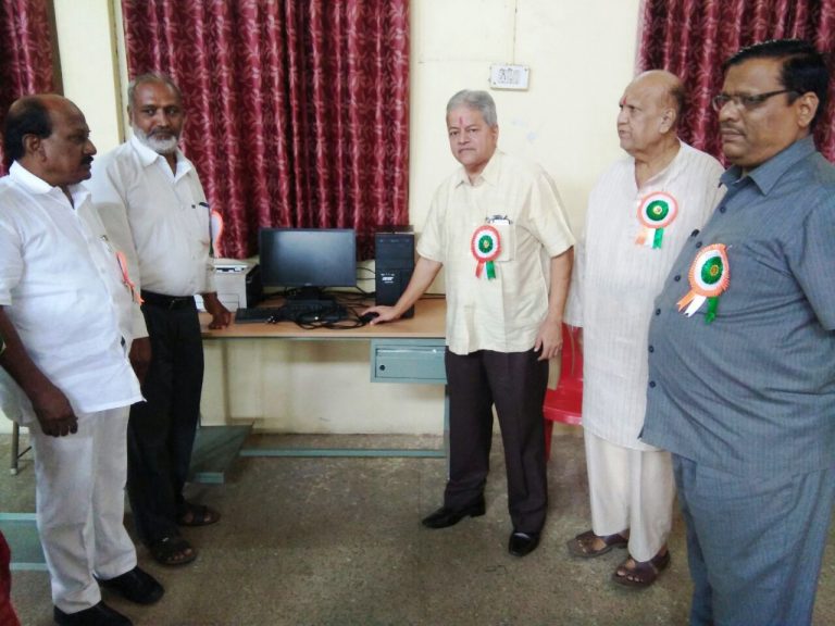 डॉ. बाबासाहेब आंबेडकर  महाविद्यालयास  तीन लाख रुपयांचे संगणक संच व दोन लाख रुपयांचे बेंचेस प्रदान