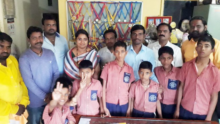 विशेष विद्यार्थी आणि अनाथ विद्यार्थ्यांना शैक्षणिक साहित्याचे वाटप