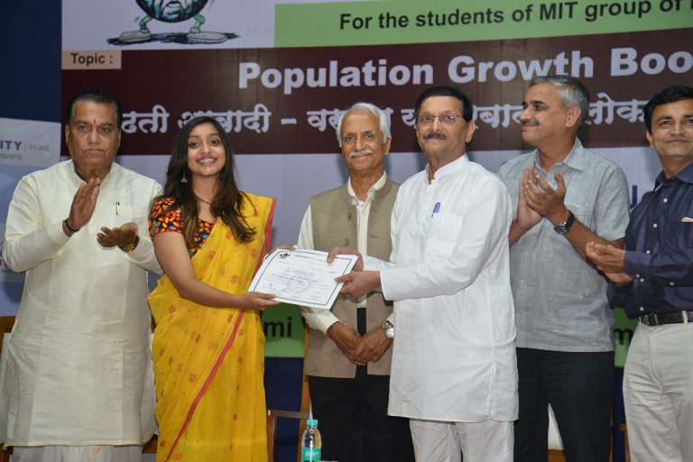 लोकसंख्या अभियानातर्फे आयोजित  वक्तृत्व स्पर्धेत श्रध्दा हकानी प्रथम