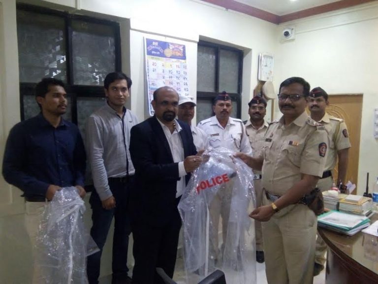 विश्‍वराज हॉस्पिटलतर्फे ट्रॅफिक पोलिसांना रेनकोट वाटप