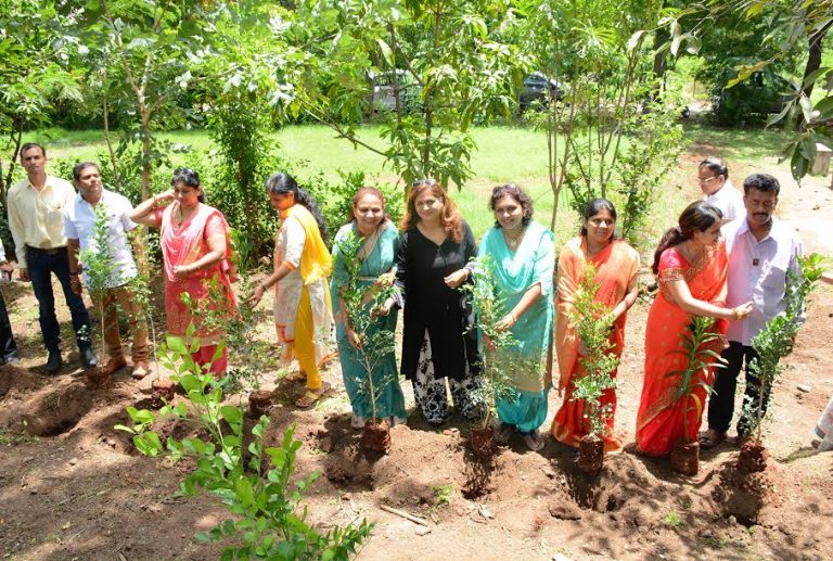 ५ हजार झाडे लावण्याचा शुभारंभ एमआयटी एटीडी व युवराज मित्रमंडळाच्या वतीने वृक्षारोपण