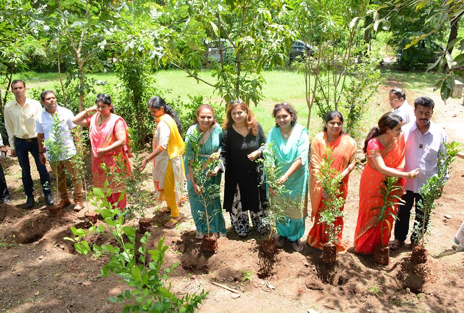 ५ हजार झाडे लावण्याचा शुभारंभ एमआयटी एटीडी व युवराज मित्रमंडळाच्या वतीने वृक्षारोपण