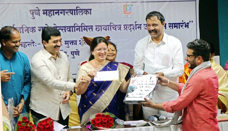 महाराष्ट्र टाइम्सचे   राहुल देशमुख यांना पहिले पारितोषिक ( शतकोत्तर रौप्यमहोत्सवी गणेशोत्सव -छायाचित्र प्रदर्शन )