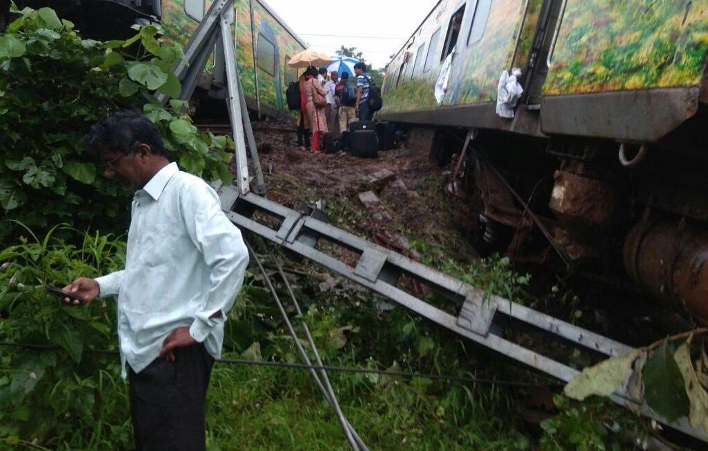 दुरांतो एक्स्प्रेसचे  9 डबे घसरले, मुंबईकडे येणा-या गाड्या रखडल्या...