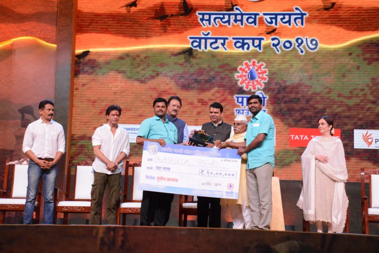 राज्यात दोन वर्षांत दुष्काळमुक्ती- मुख्यमंत्री;पाणी फाउंडेशनच्या वॉटरकप स्पर्धेचे  बॉलीवूड च्या गराड्यात आणि थाटात पारितोषिक वितरण