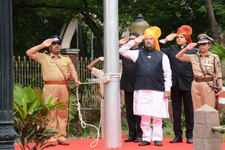 पालकमंत्री गिरीश बापट यांच्याहस्ते पुण्यात मुख्य शासकीय ध्वजारोहण संपन्न