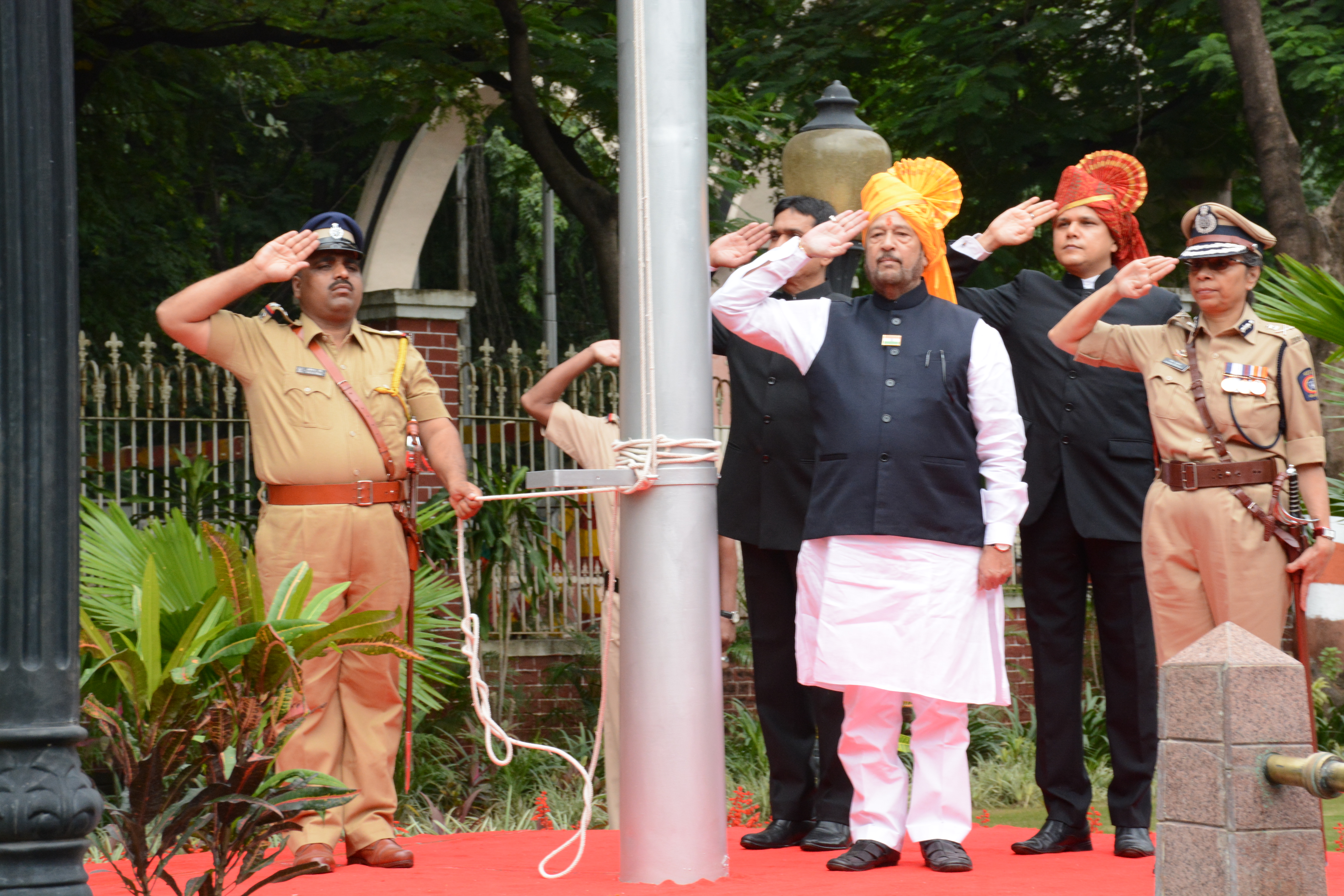 पालकमंत्री गिरीश बापट यांच्याहस्ते पुण्यात मुख्य शासकीय ध्वजारोहण संपन्न