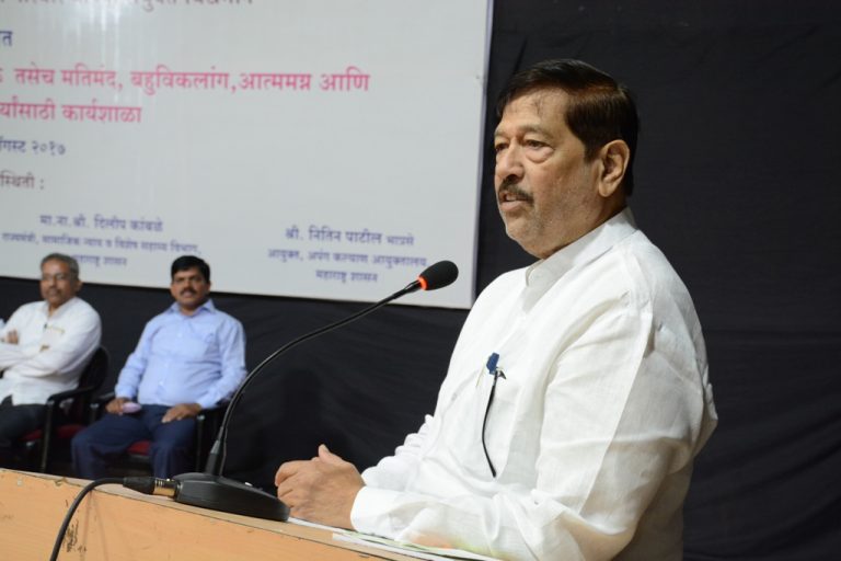 अपंग विकासाच्या भरीव निधीसाठी प्रयत्नशील-पालकमंत्री गिरीश बापट