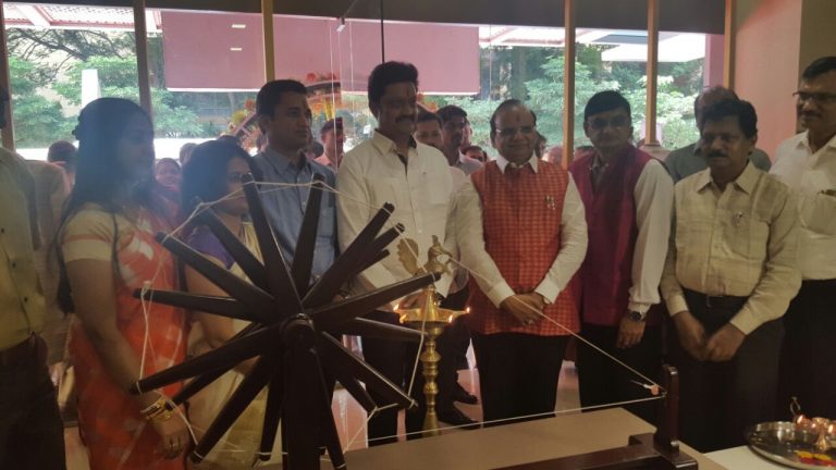 केंद्रीय खादी व ग्रामीण आयोगाच्या खादी विक्री केंद्राचे उद्घाटन