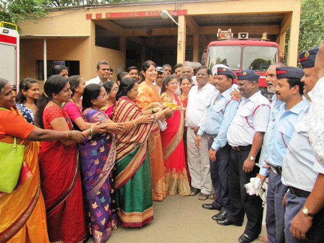 अग्निशमन दलातील कर्मचाऱ्यांना बांधल्या राख्या