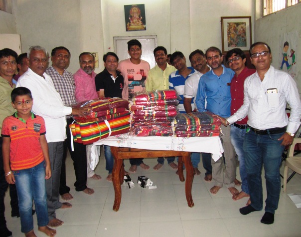 पुणे रॉयल ग्रुप व लीलाबाई कपूरचंदजी राठोड चॅरिटेबल ट्रस्टच्यावतीने पुणे शहरामधील विविध सामाजिक संस्थांना नॅपकिन्स ,  सतरंज्या ,  राख्या व मिठाई भेट