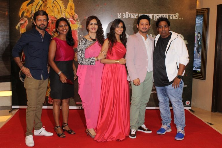 भिकारी सिनेमातील कलाकारांचा आईसोबत  रेड कार्पेट वॉक