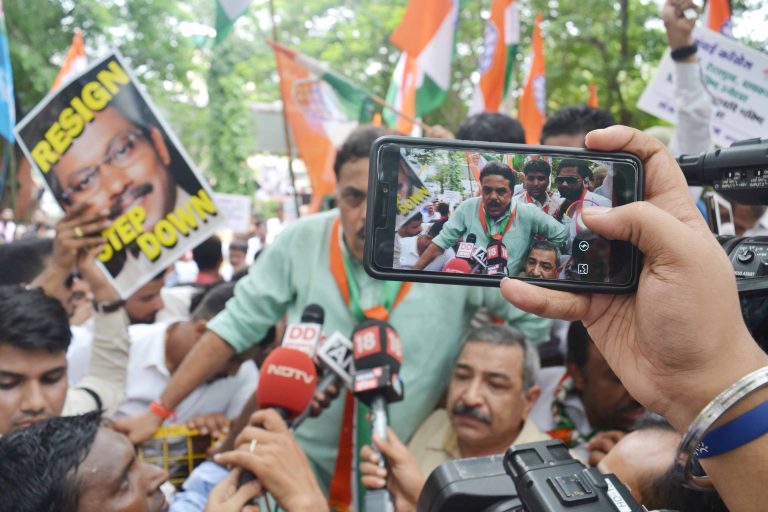 मुंबई विद्यापीठाचे निकाल वेळेत न लागण्याला सर्वस्वी कुलगुरू संजय देशमूख व शिक्षण मंत्री विनोद तावडे आणि रवींद्र वायकर जबाबदार, त्यांनी राजीनामा द्यावा – संजय निरुपम