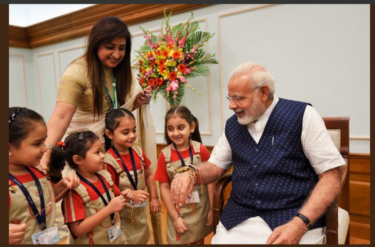 पंतप्रधान नरेंद्र मोदींचे रक्षाबंधन फोटो पहा …
