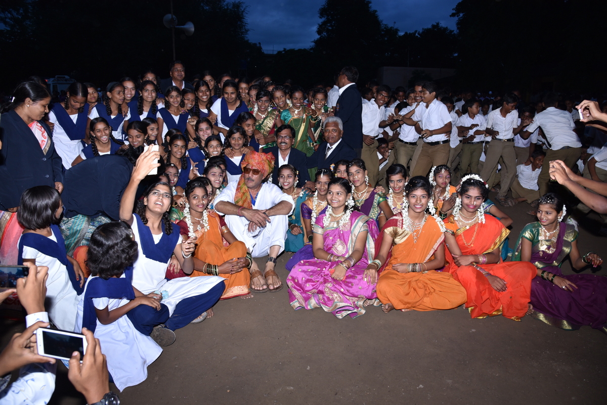 अभिनेता जॅकी श्रॉफ यांच्या  हस्ते राऊंड टेबल इंडिया स्कूल 'जनता विद्यालय' चे भूमिपूजन