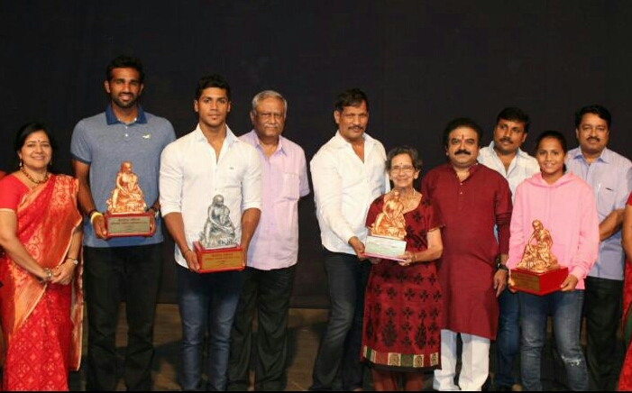 वेजल मानकर ,अर्जुन कढे,प्रभाताई नेने  “कोथरूड भुषण” पुरस्काराने सन्मानित.