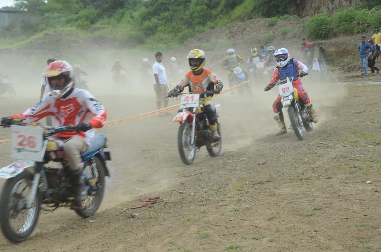 ‘डर्ट ट्रॅक रेसिंग’मध्ये पुणेकरांनी अनुभवला रेसर बाईकचा थरार