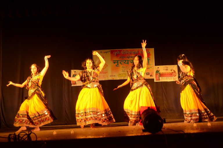 नृत्य स्पर्धा-खेळ पैठणीचा-दोनशे महिला स्पर्धकांनी घेतला भाग