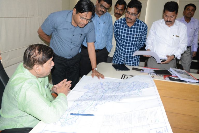 6 हजार कोटी रकमेच्‍या रस्‍त्‍याच्‍या कामांचा पालकमंत्र्यांनी घेतला आढावा