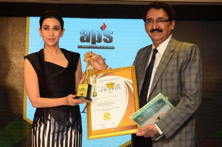 अभिनेत्री करिष्मा कपूरच्या हस्ते ‘रायझिंग लीडरशिप ॲवॉर्ड फॉर द बेस्ट इंटेरियर अँड फॅशन डिझाईन इन्स्टिट्यूट इन महाराष्ट्र’ पुरस्कार