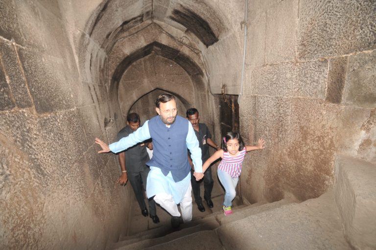 नातीला  शनवार वाडा दाखवुन केंद्रीय मंत्री जावडेकरांनी केला ‘ग्रंँड पेरेंटन्स डे’ संपन्न (पहा फोटोज)