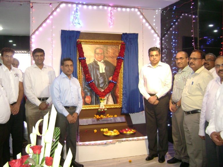 महावितरणच्या मुख्यालयात भारतरत्न  डॉ. बाबासाहेब आंबेडकर यांच्या तैलचित्राचे अनावरण