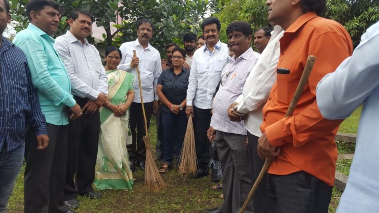 मोदींच्या वाढदिवसानिमित्त खा. शिरोळे यांचे  स्वच्छता अभियान