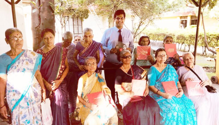 लता मंगेशकर यांच्या ८८ व्या वाढदिवसानिमित्त ८८ ​​ ज्येष्ठ नागरिकांना ‘ स्वरलता’ पुस्तकांची भेट  पुण्यातील युवा लेखकाचा उपक्रम !