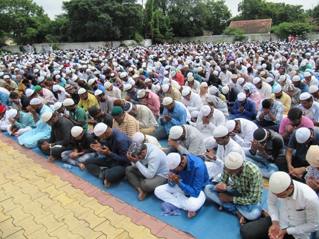 म्यानमारमध्ये मुस्लिमांच्या हत्या पार्श्वभूमीवर ; शांततेसाठी मुस्लीम बांधवांची सामुहिक प्रार्थना