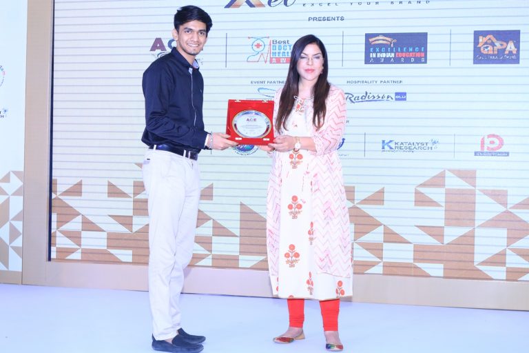 ‘सूर्यदत्ता ग्रुप ऑफ इन्स्टिट्यूट’ला अभिनेत्री झीनत अमान यांच्या हस्ते पुरस्कार