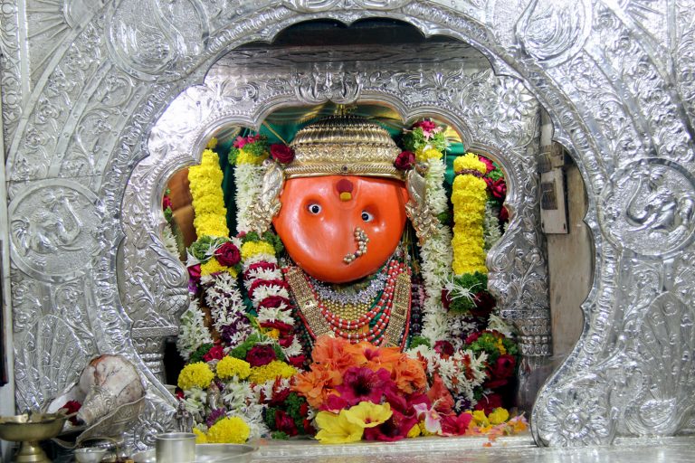 चतुःशृंगी देवी १५ लाखाचे मंगळसूत्र अर्पण …नवरात्रौत्सवाची तयारी अंतिम टप्प्यात