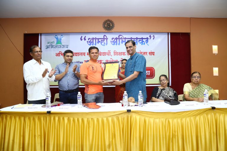 ग्रॅन्डमास्टर अभिजित कुंटे आणि एव्हरेस्टवीर किशोर धनकुडे यांना ‘अभिनव-रत्न’ पुरस्कार प्रदान
