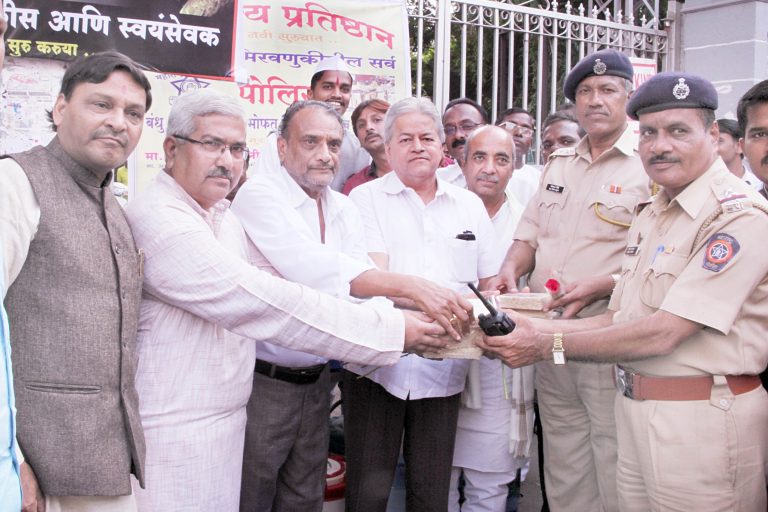 स्वराज्य प्रतिष्ठान तर्फे विसर्जन मिरवणुकीतील पोलिसांना  मोफत मिनरल वॉटर व चिक्की वाटप