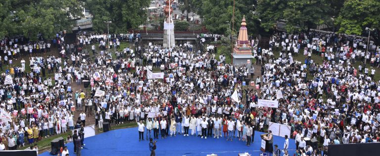 रन फॉर पीस ॲण्ड डेमोक्रसीच्‍या रॅलीतून    हजारो विद्यार्थ्यांनी जगाला दिला शांतीचा संदेश