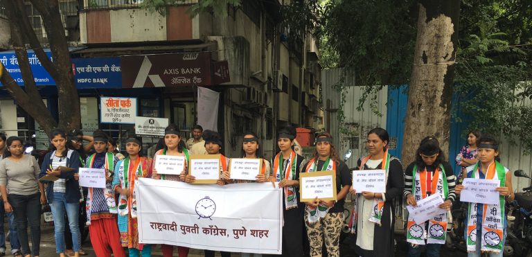 डॉ. मेधा खोले यांच्या निषेधार्थ निदर्शने