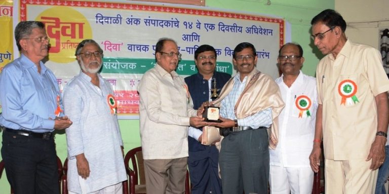 रामदास फुटाणे यांच्‍या हस्‍ते राजेंद्र सरग यांना  सर्वोत्‍कृष्‍ट व्‍यंगचित्रकार पुरस्‍कार प्रदान