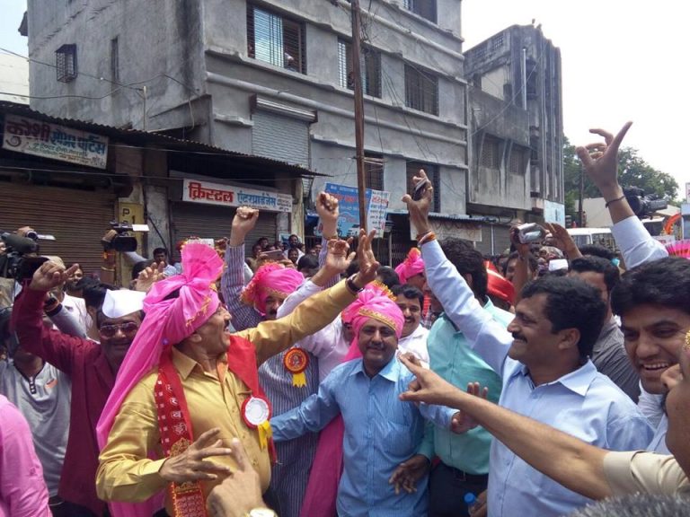 पालकमंत्र्यांनी गाजविली मिरवणूक(व्हिडीओ)