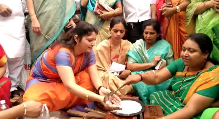 पालक मंत्र्यांच्या कार्यालयासमोर कार्यकर्त्यांनी केली निदर्शने, चुलीवर स्वयंपाक आणि सायकल रॅली