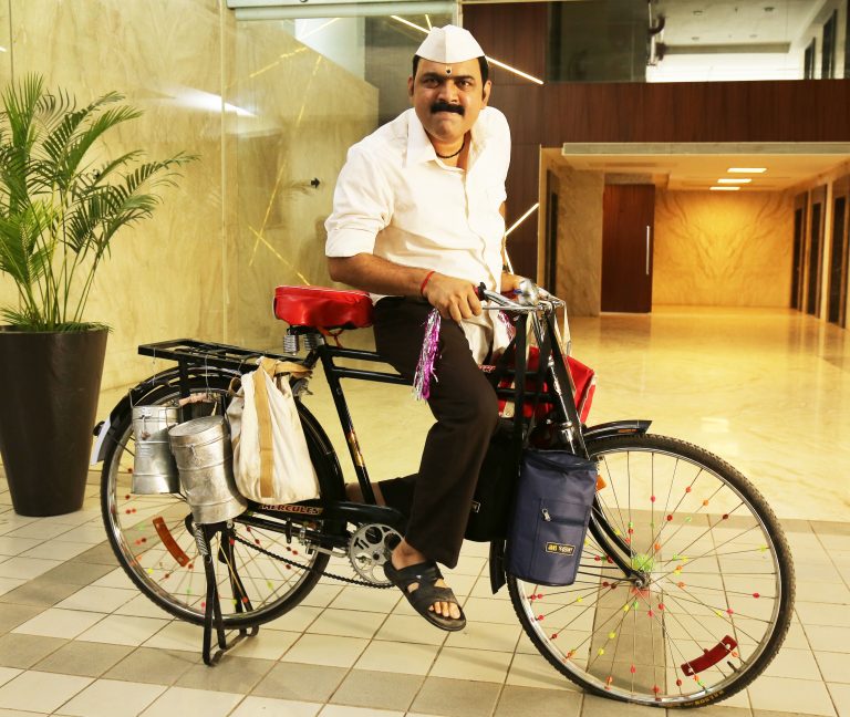 मकरंद बनला मुंबईचा डबेवाला
