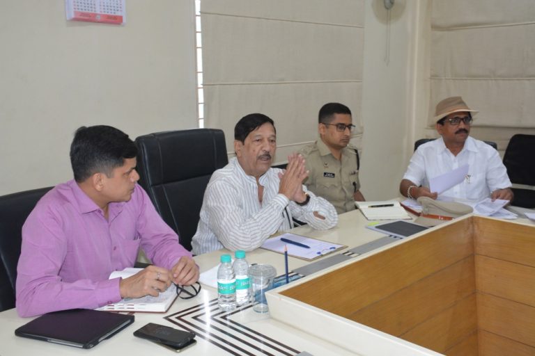 अधिकारी व लोकप्रतिनिधींनी समन्वयाने काम करावे  – पालकमंत्री गिरीश बापट