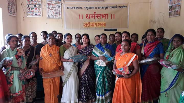 बचत गटातील महिलांना  साड्या भेट